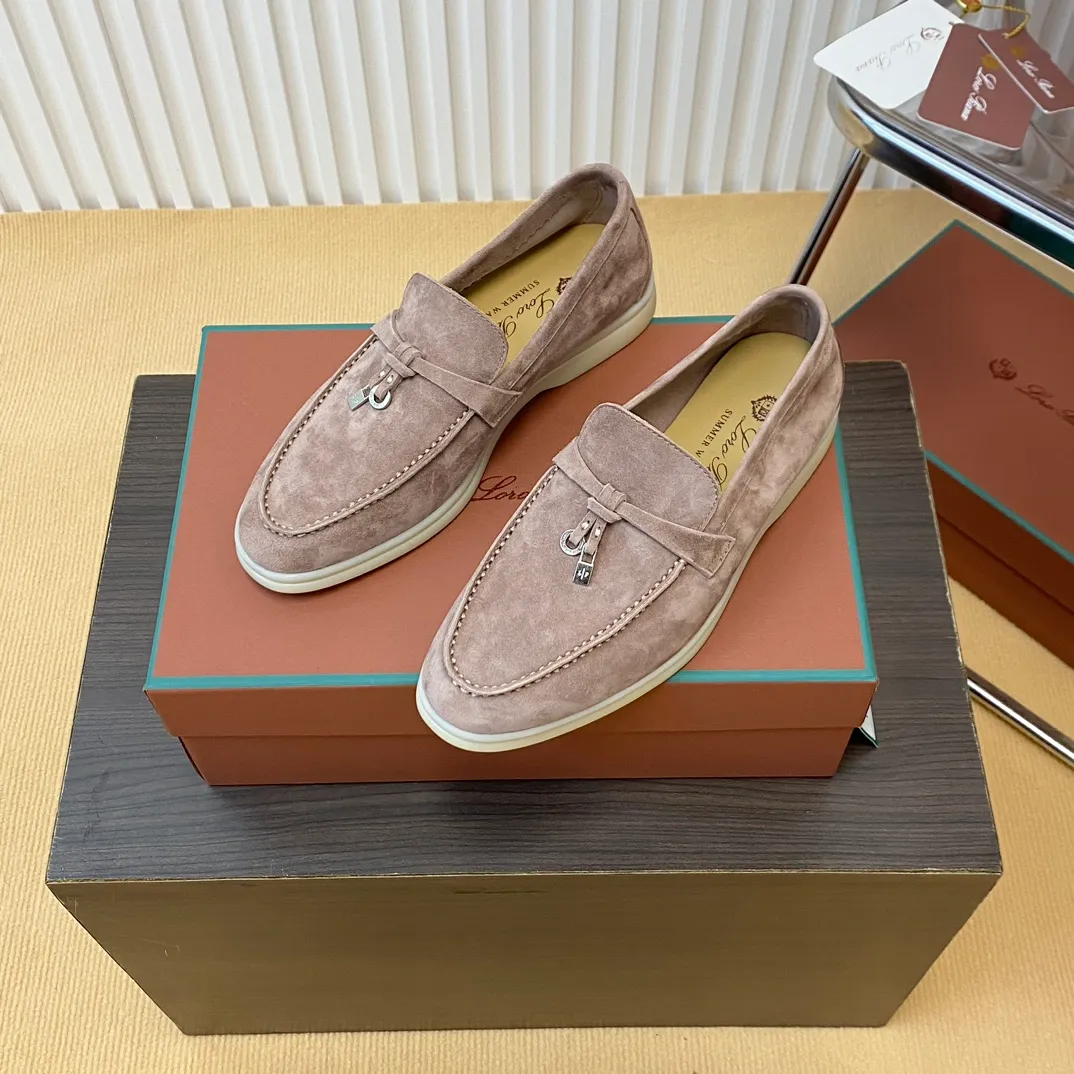 👟👟Ex-factory price 540👟👟 🔥🔥🔥 Loro Piana classic model 💯Top genuine grade💯Buy the original 1:1 copy💯 Founded the existing Loro Piana company on April 24, 1924. It is the sixth generation of family operation, providing the best quality products to customers who are discerning about taste and quality. Fabric: Imported original Yangjing (men's model imported high mercerized) Lining: Made of plain calfskin Purely hand-sewn thread Authentic packaging Original outsole Size: 35-42 39-45 Note: Long-term supply, sell with confidence
